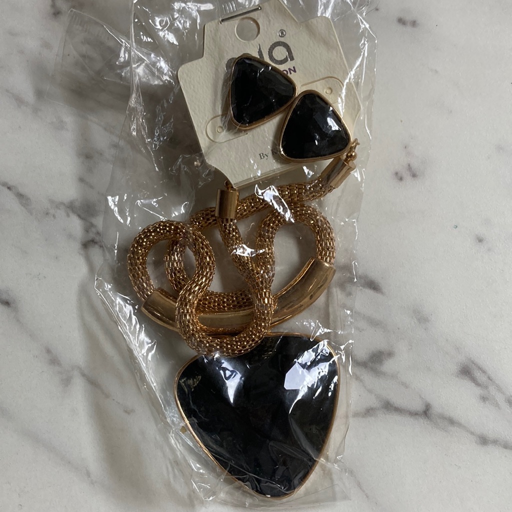 Nwt Mia Necklace & Earrings Set. (Costume Jewelry)